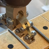 ボール盤でギターネックへフレットを押し込む作業