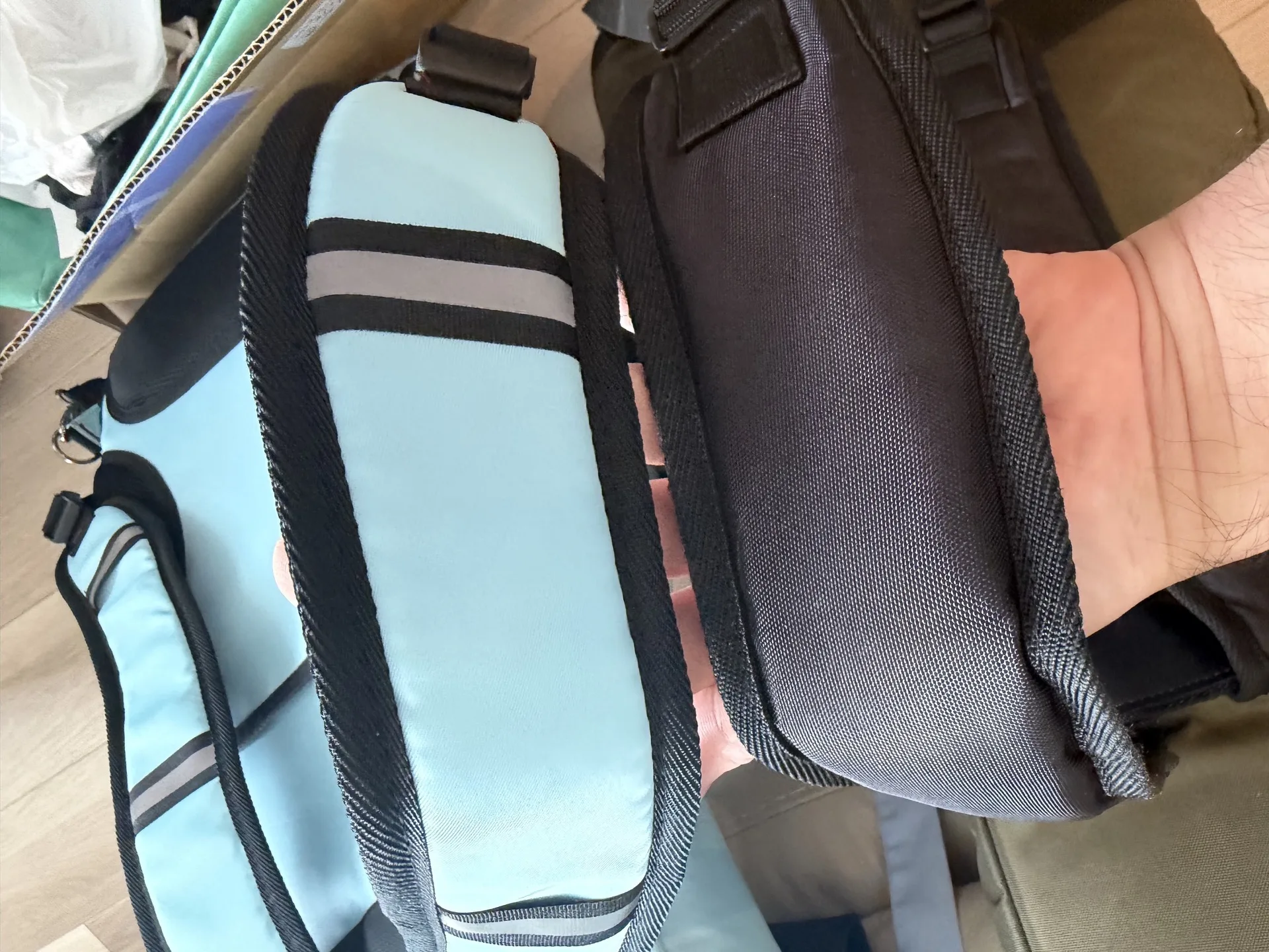 GHOSTFIREとNAZCAのショルダーパッドの厚み比較