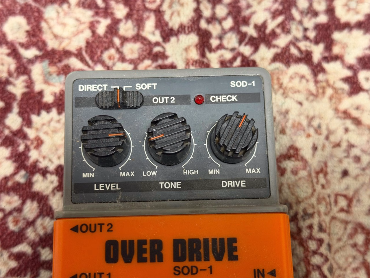 ARION SOD-1のLEVEL、TONE、DRIVEとOUT2用DIRECT／SOFTスイッチ