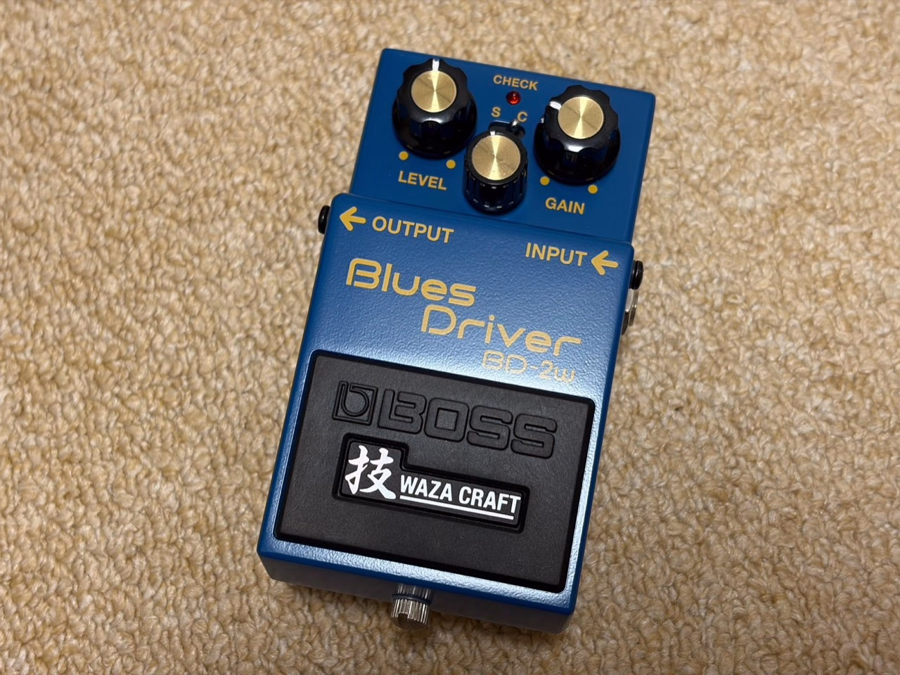 BOSS BD-2W Blues Driverの外観。3つのノブとS／C切り替えスイッチ