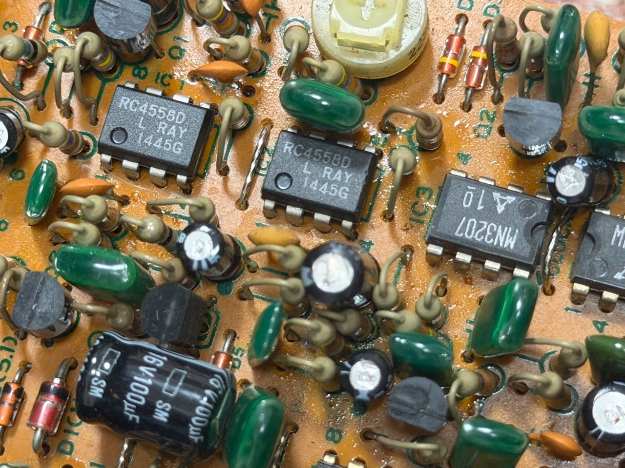 BOSS BF-2へ取り付けたRaytheon RC4558Dオペアンプ2個