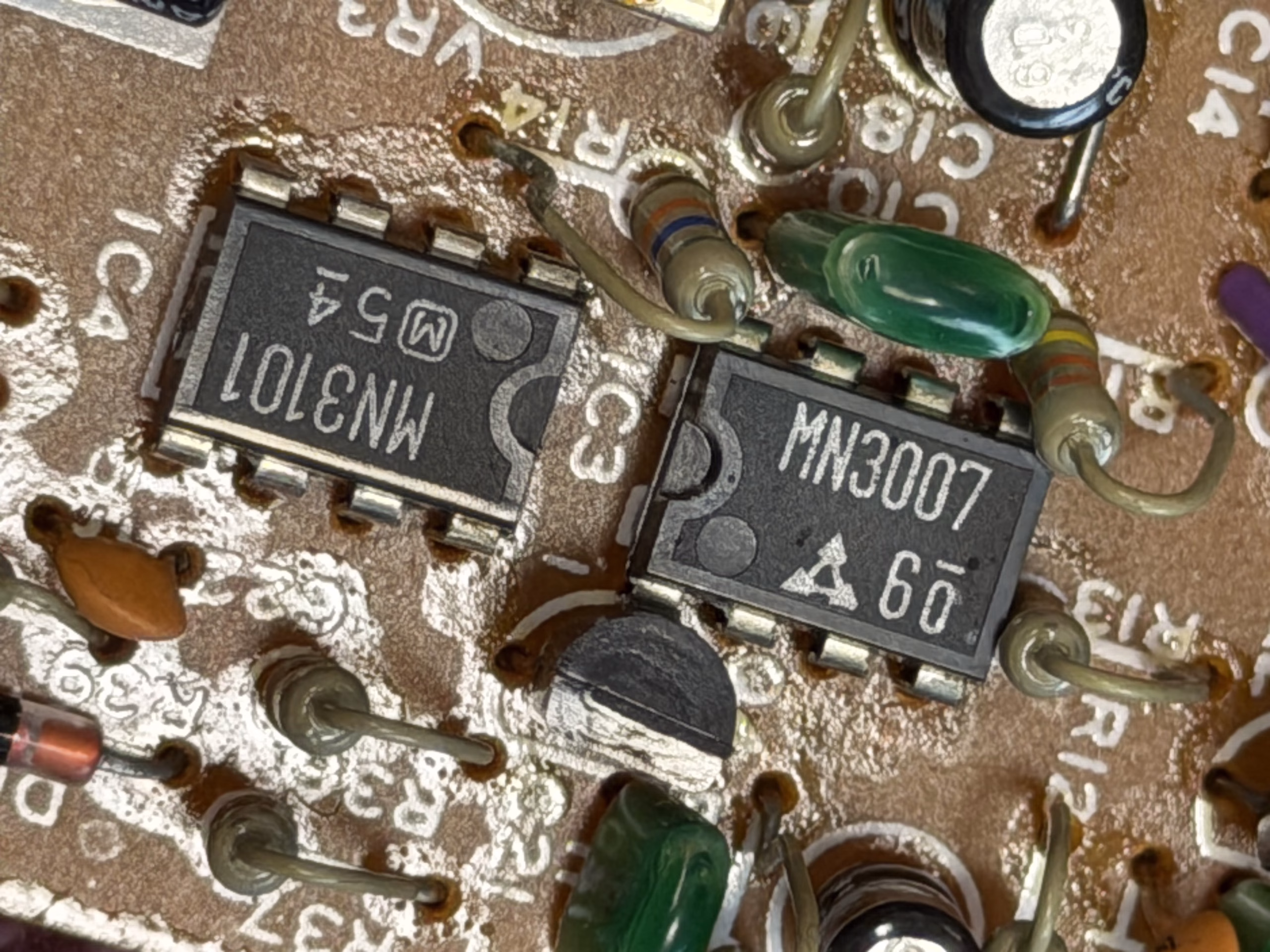CE-2B内部のMN3007とMN3101の接写
