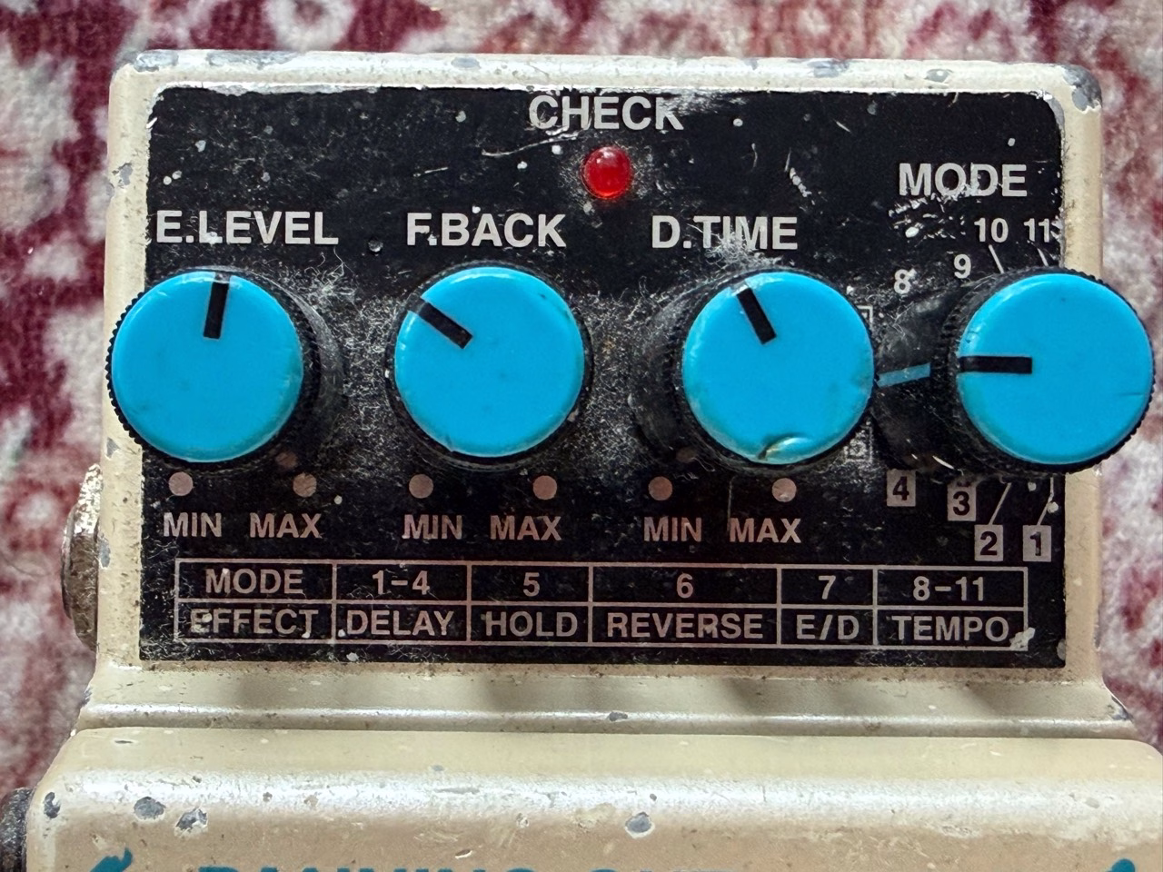 BOSS DD-5のE.LEVEL F.BACK D.TIME MODEつまみ