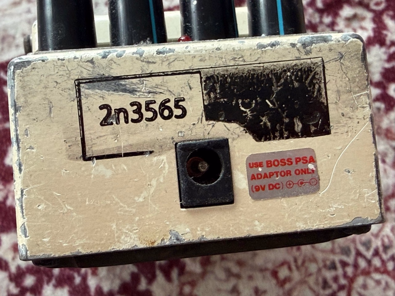 BOSS DD-5のDC9V電源端子とPSAアダプター表示