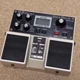 BOSS DD-20 GIGA DELAYの本体。液晶、5つのノブと2つのペダル