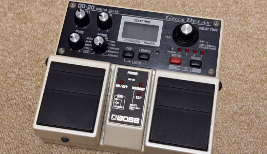 BOSS DD-20 GIGA DELAYの本体。液晶、5つのノブと2つのペダル