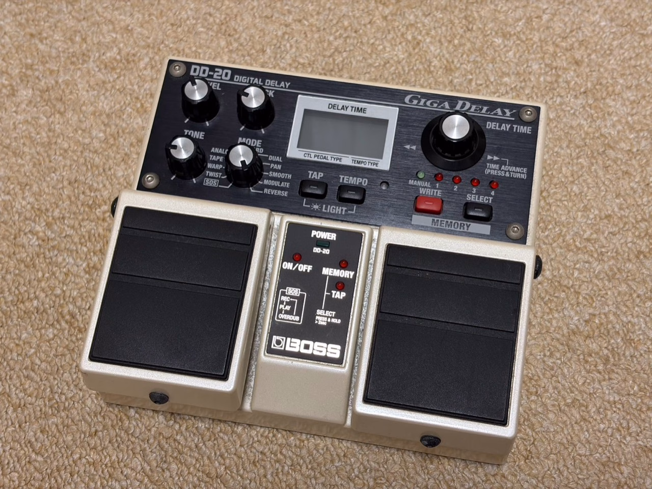 BOSS DD-20 GIGA DELAYの本体。液晶、5つのノブと2つのペダル
