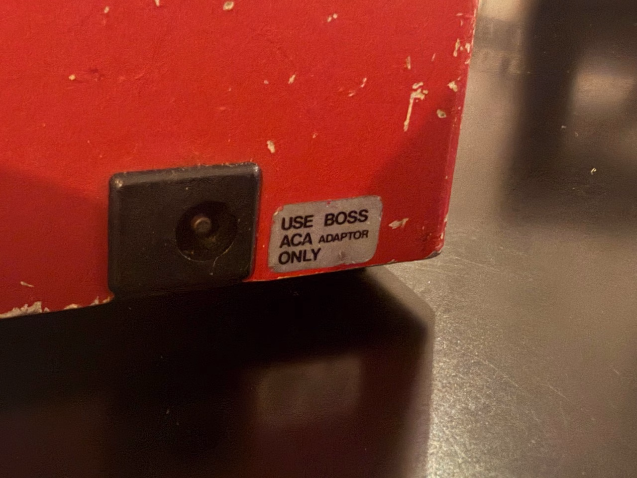 BOSS DM-2後期型の電源端子とUSE BOSS ACA ADAPTOR ONLYのラベル