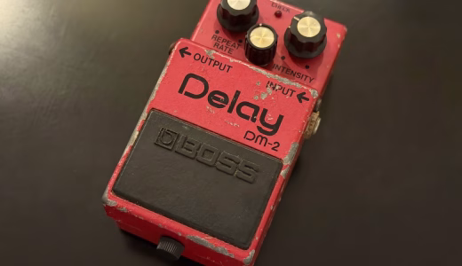 所有しているBOSS DM-2後期型。赤い塗装に傷や剥がれがある外観