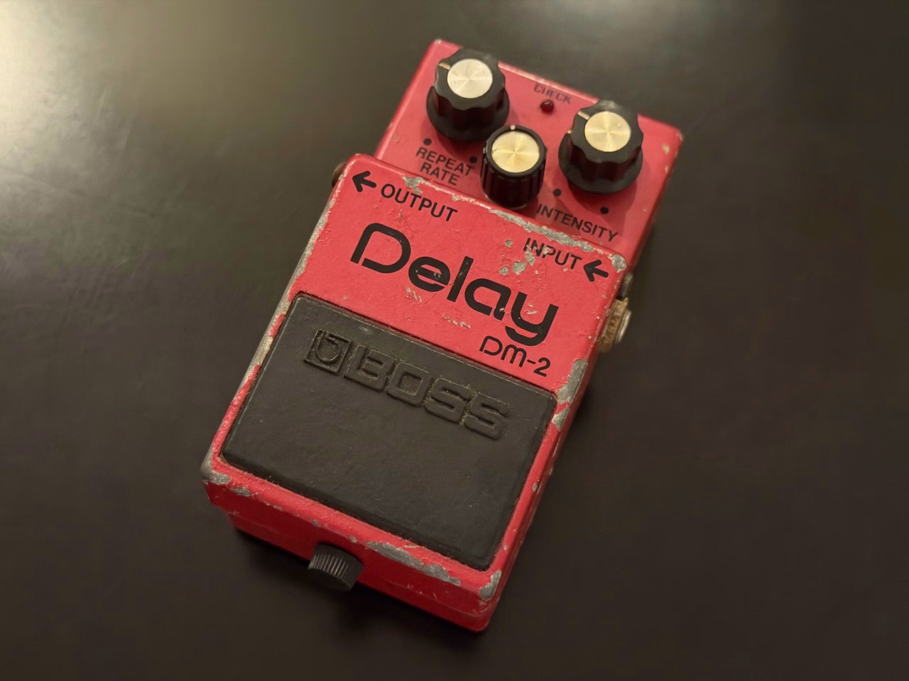 所有しているBOSS DM-2後期型。赤い塗装に傷や剥がれがある外観