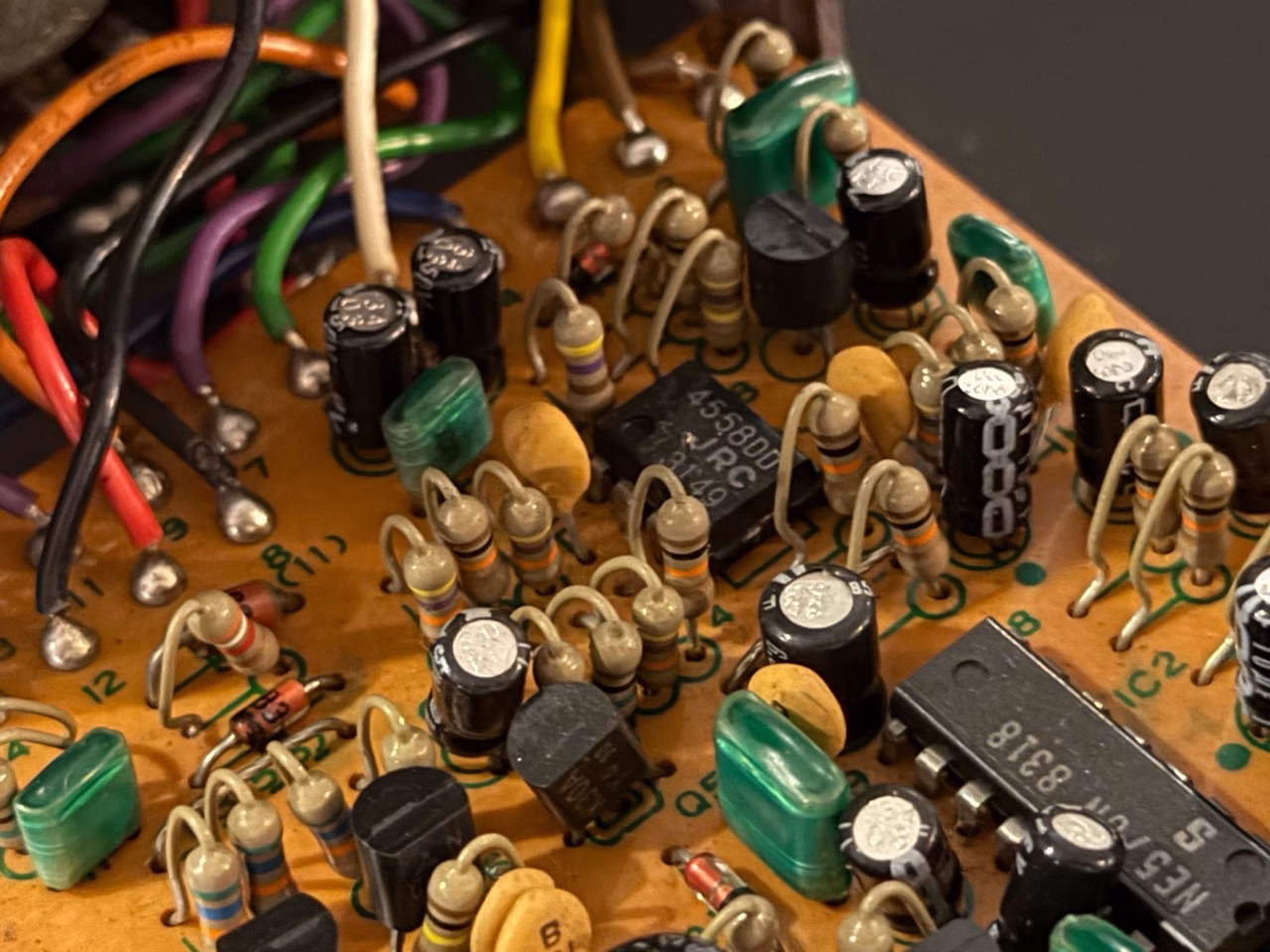 BOSS DM-2内部のJRC4558DDオペアンプとNE570Nの刻印