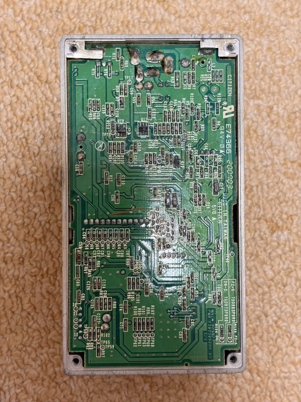 BOSS DN-2の底面を開けた基板。小型の部品と配線パターンが並ぶ