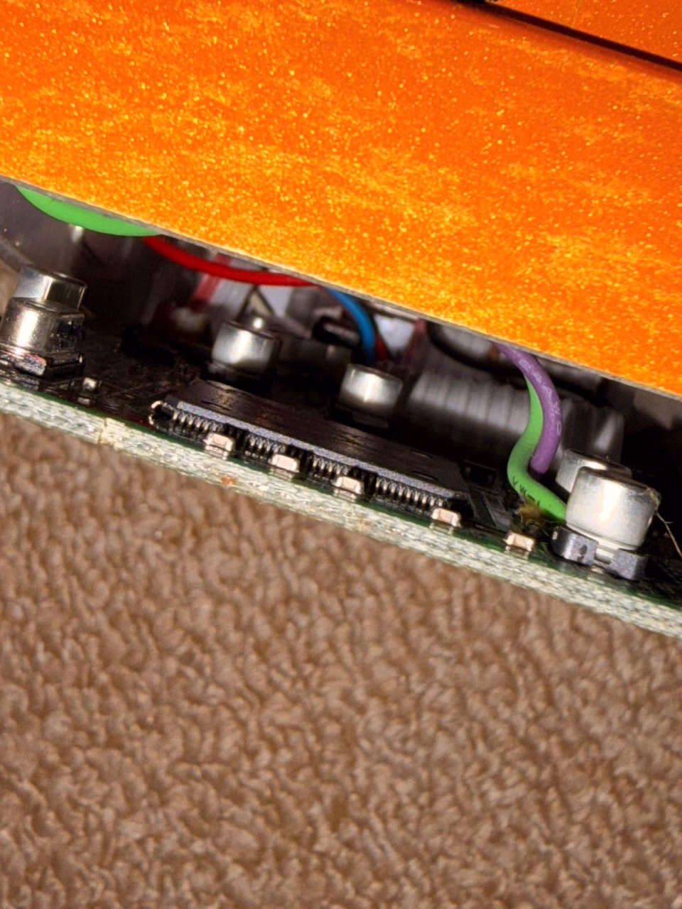 BOSS DN-2の基板を横から見た内部写真。多数の端子が並ぶICと配線