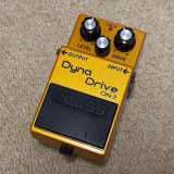 金色のBOSS DN-2 Dyna Drive。LEVEL・TONE・DRIVEの3ノブ