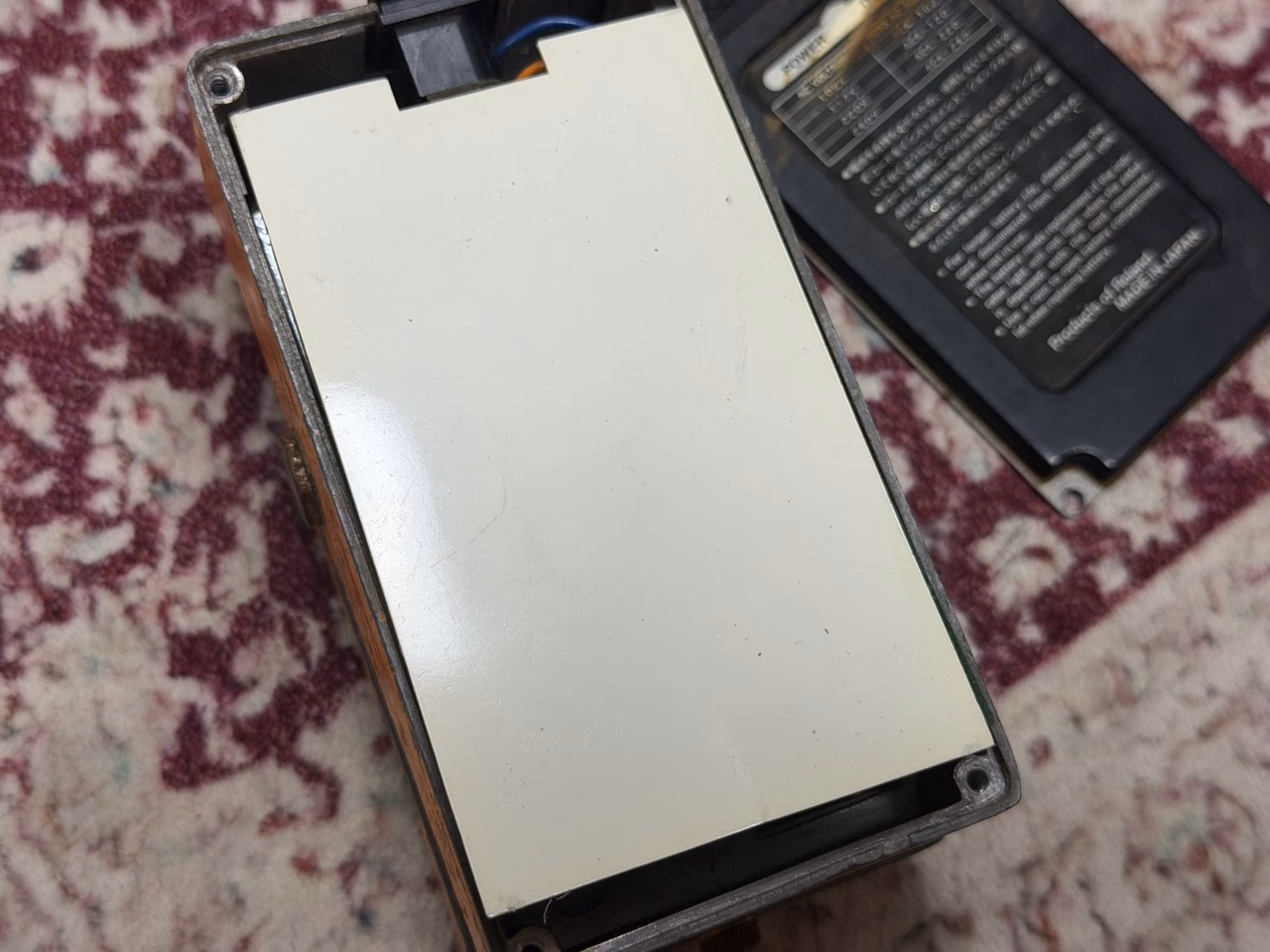 BOSS DS-1銀ネジの裏蓋側に入った絶縁シート