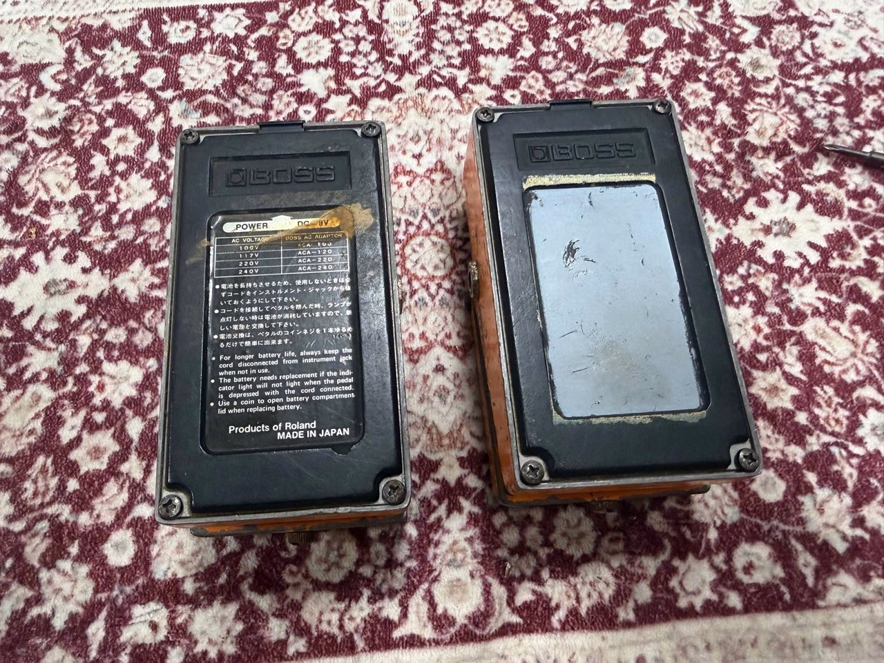 BOSS DS-1銀ネジ2台の底面ラベルと裏蓋