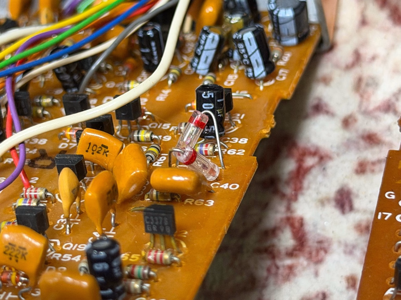 DS-2の基板。C40付近に大きなガラス封止のダイオードが2本見える