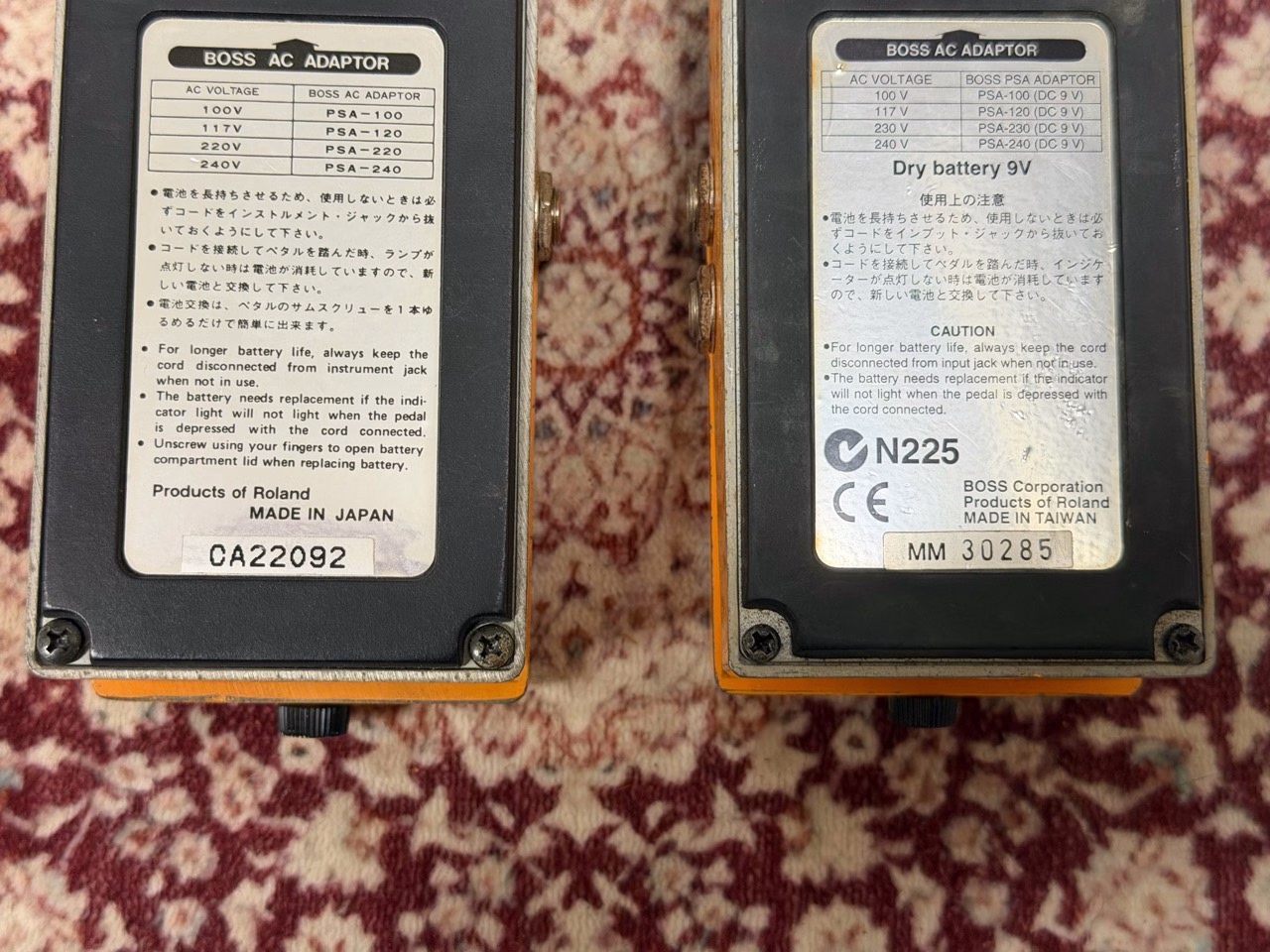 DS-2の底面ラベル。左はMADE IN JAPAN、右はMADE IN TAIWAN