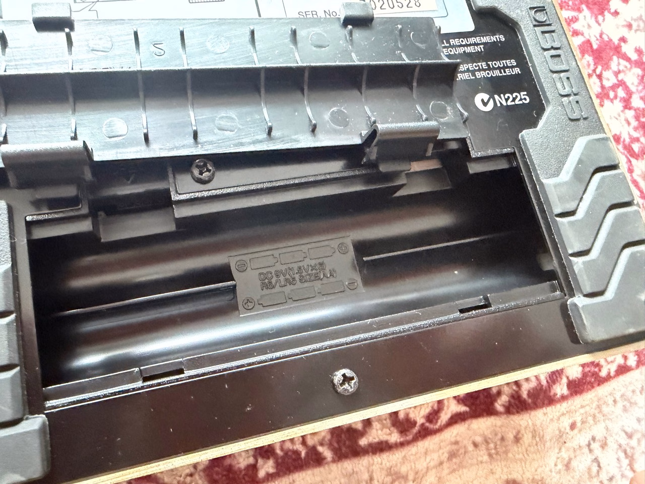 BOSS EQ-20の単3形電池6本用バッテリー室