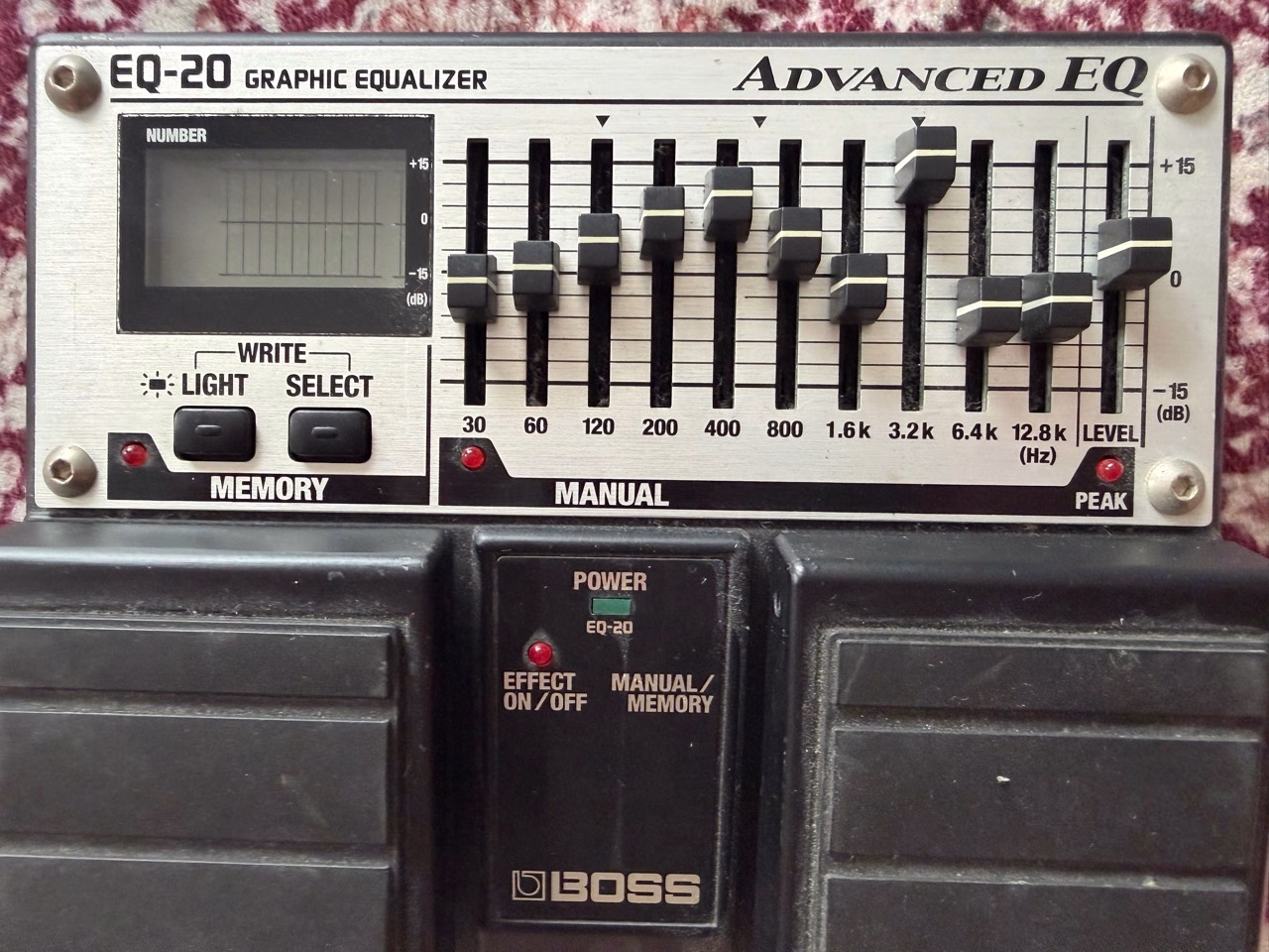 BOSS EQ-20の10バンドスライダーと液晶