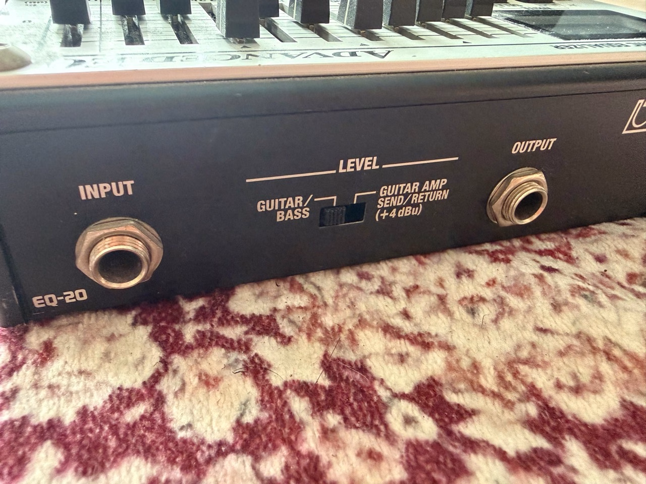 BOSS EQ-20背面のINPUT OUTPUTと入力レベル切替