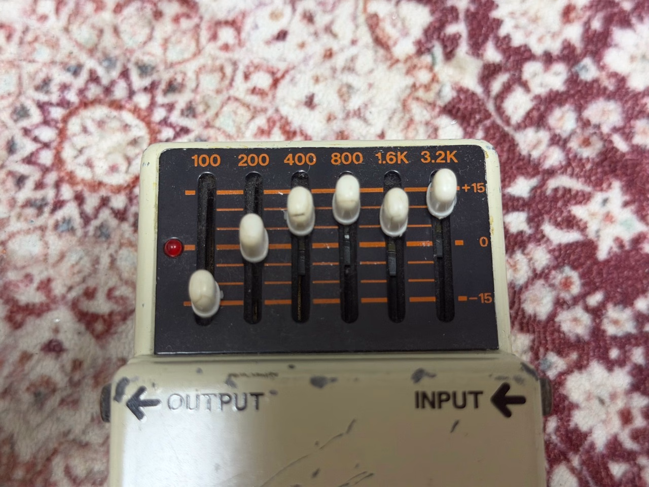 BOSS GE-6の6本の周波数スライダー