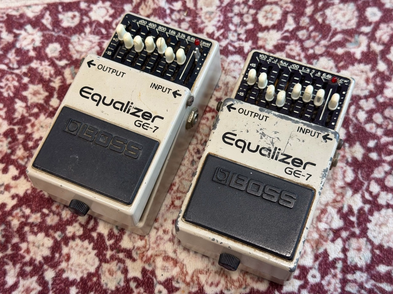所有する日本製BOSS GE-7 Equalizerを2台並べた外観