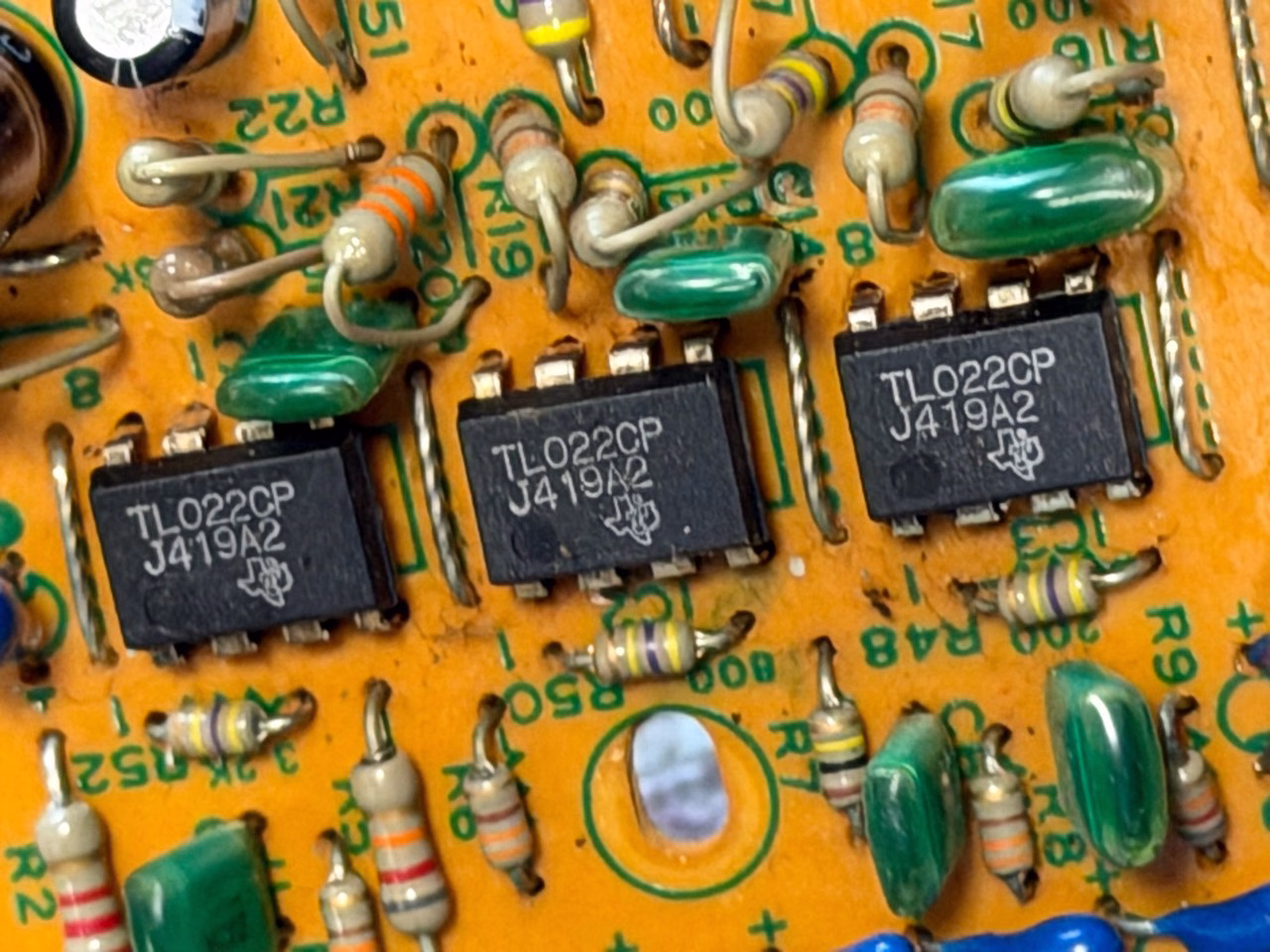 日本製GE-7に3個並んだTexas Instruments製TL022CP