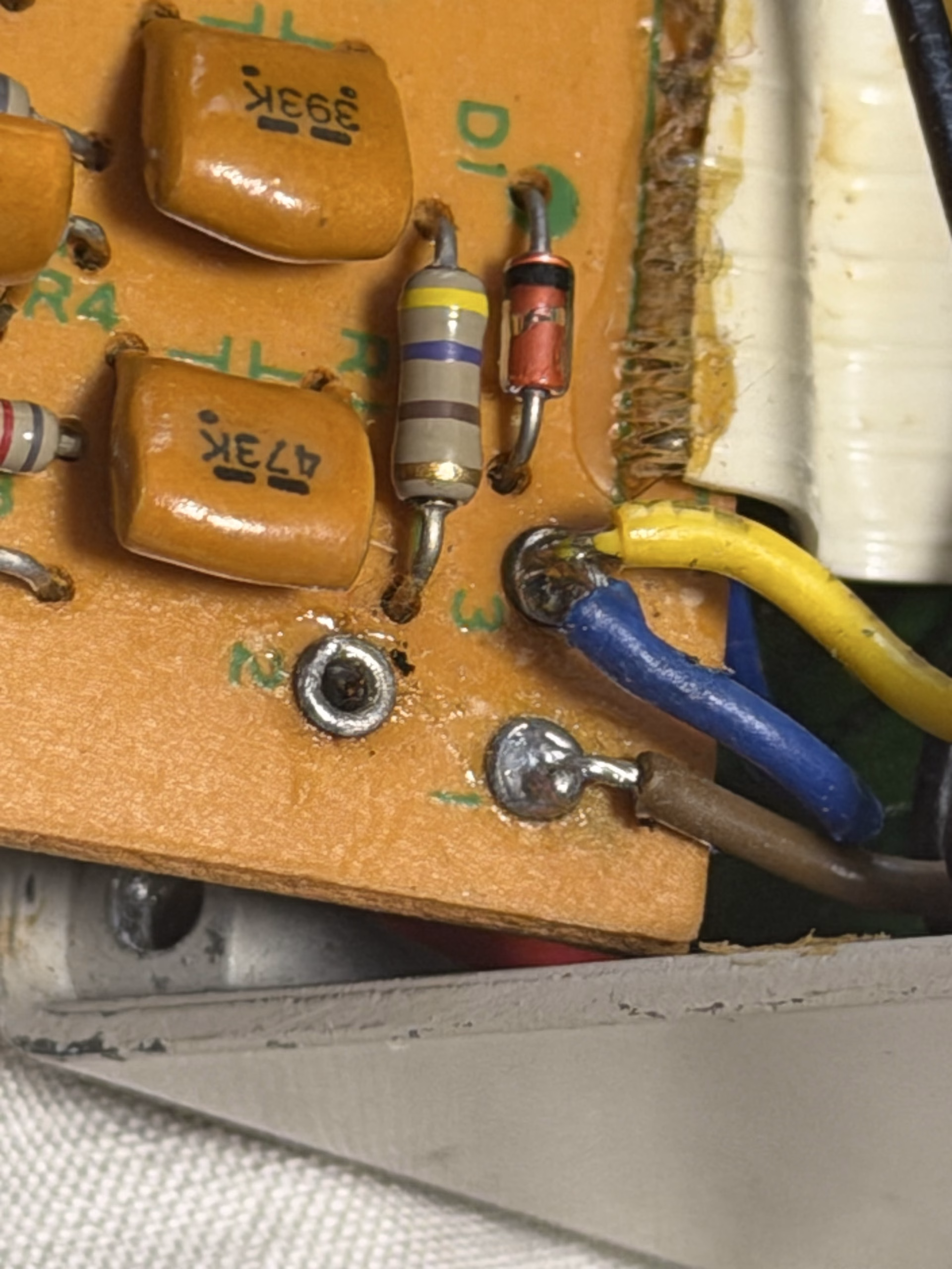 GE-7旧基板の電源配線付近。配線接続点の2番と3番、隣接する抵抗とダイオードが見える