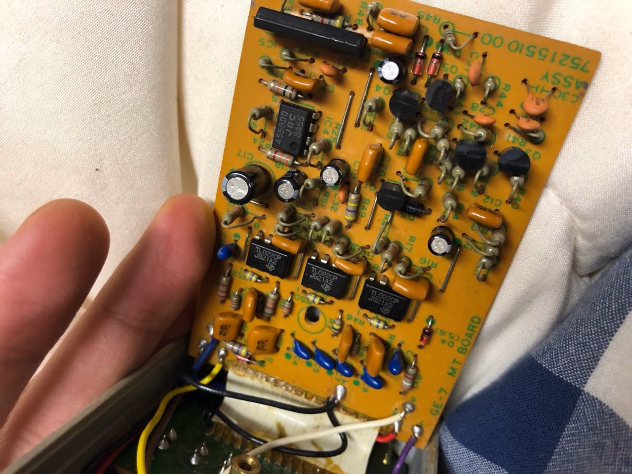 改造前のBOSS GE-7旧基板。3個のTL022CPと別の位置のJRC4558DDが見える