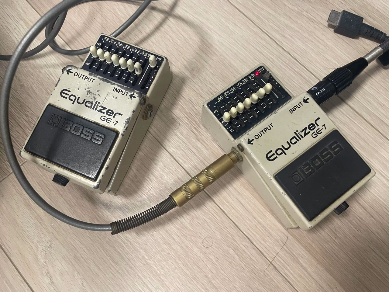 2台のBOSS GE-7を並べた外観。右側の個体には入出力ケーブルが接続されている