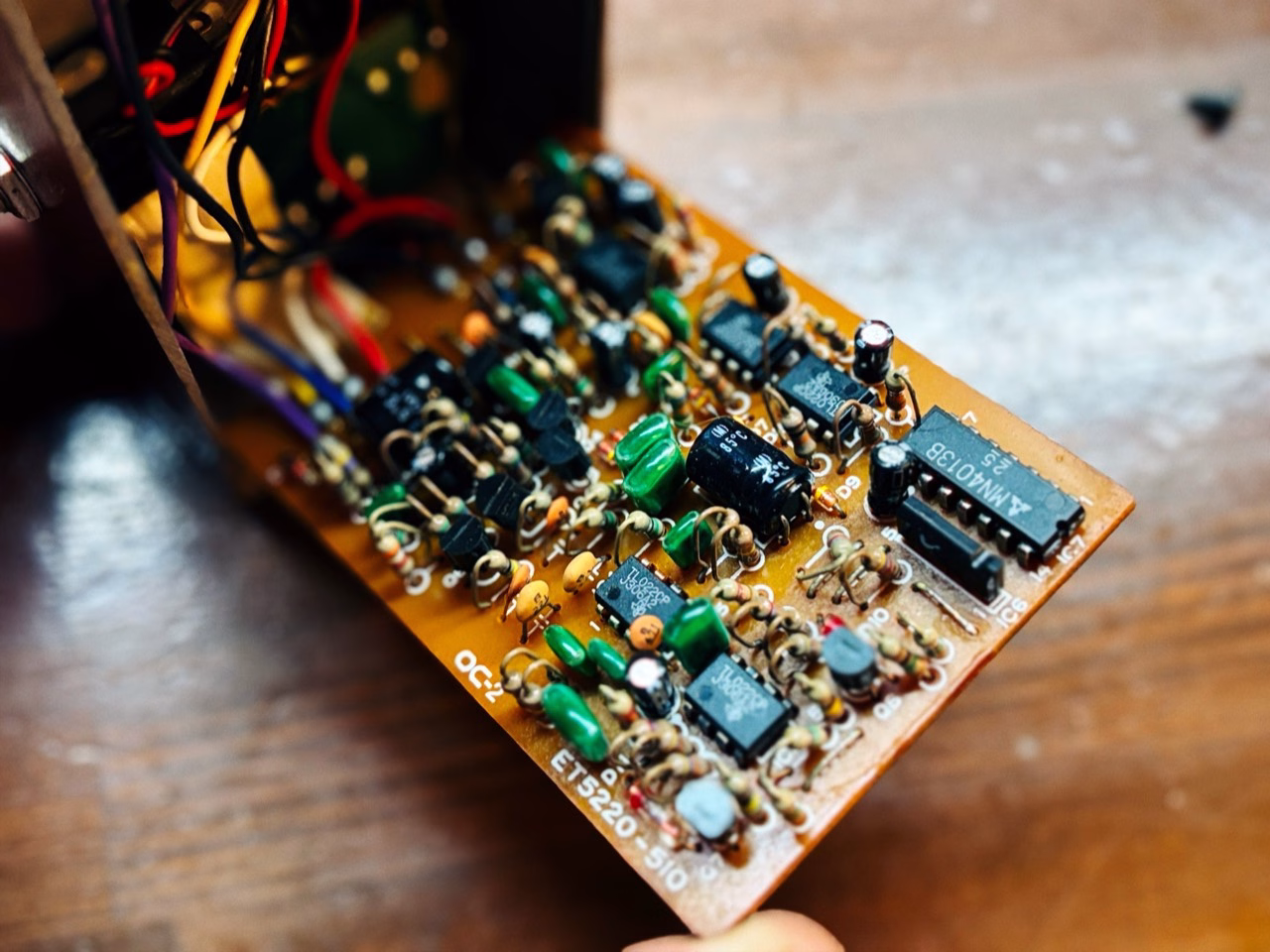 BOSS OC-2の基板を斜めから見た写真。多数の抵抗、コンデンサ、ICが密集している