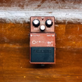 茶色い筐体のBOSS OC-2。OCT 2、DIRECT LEVEL、OCT 1の3つのノブ