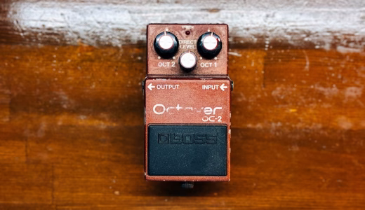 茶色い筐体のBOSS OC-2。OCT 2、DIRECT LEVEL、OCT 1の3つのノブ