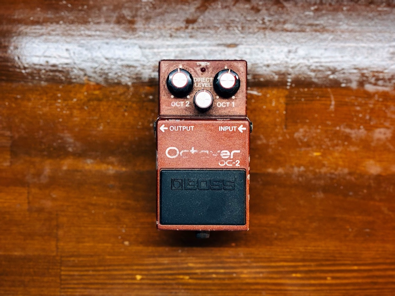 茶色い筐体のBOSS OC-2。OCT 2、DIRECT LEVEL、OCT 1の3つのノブ
