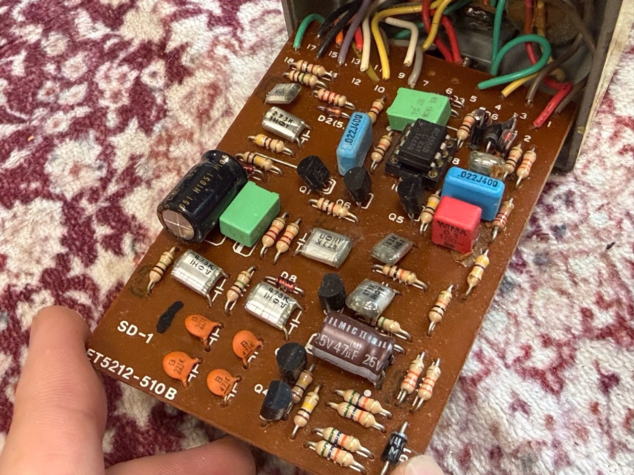 BOSS SD-1フルボディMODの基板全体。交換したコンデンサとソケットに取り付けたRC4558D