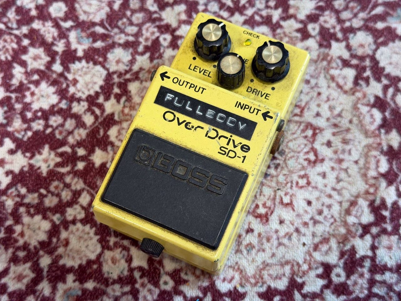 FULLBODYの黒いラベルを貼った、愛用のBOSS SD-1フルボディMOD