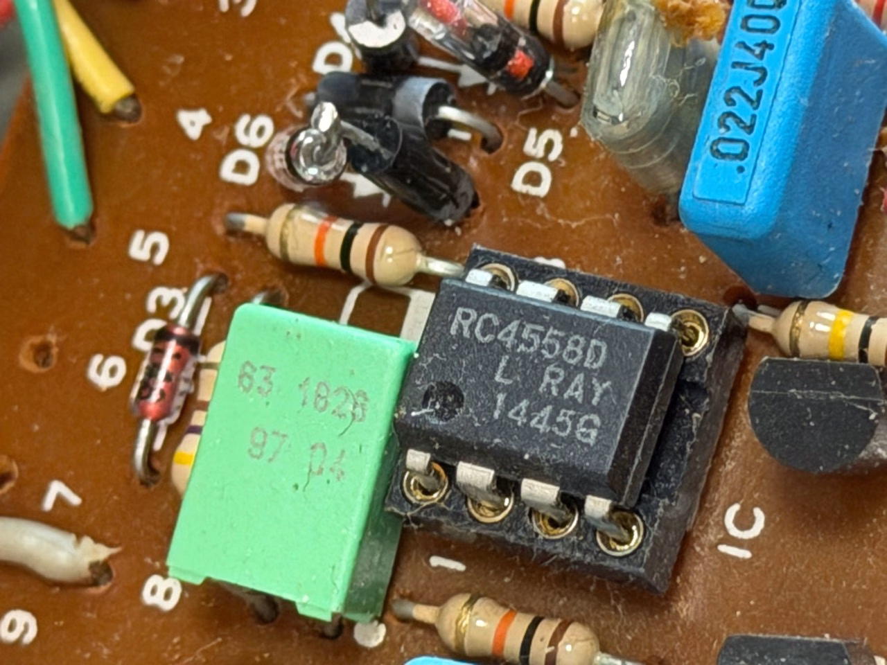 SD-1フルボディMODに使用したRC4558D。RAYの刻印があるオペアンプをソケットに取り付けている