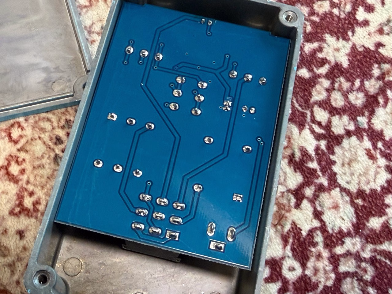 Caline Pure Skyの底蓋を外して見える青い基板の裏面