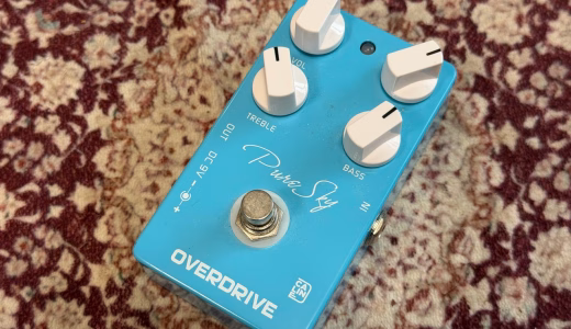 水色のケースと白い4つのノブを備えたCaline Pure Sky Overdrive