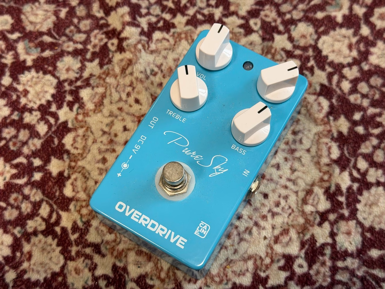 水色のケースと白い4つのノブを備えたCaline Pure Sky Overdrive