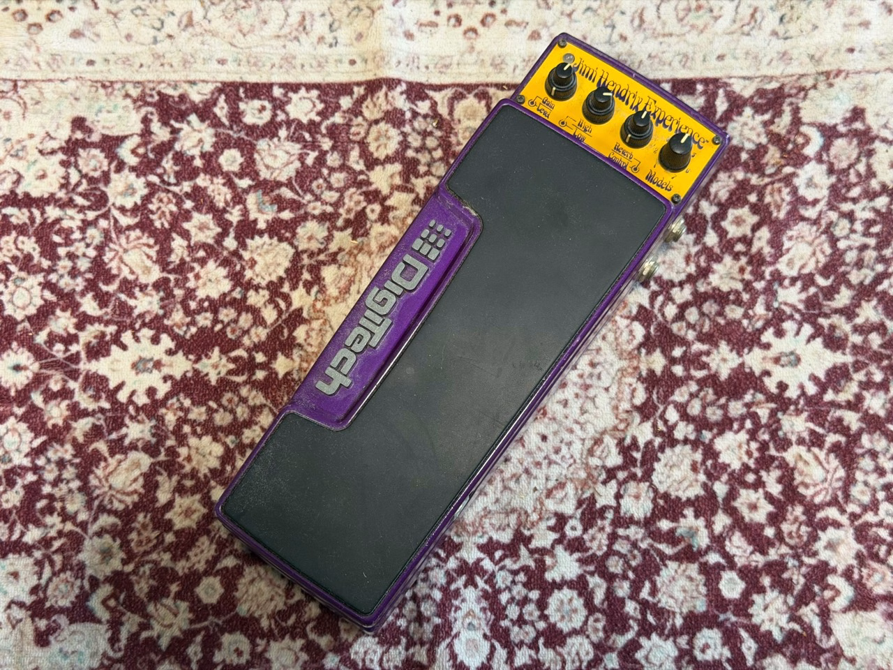 愛用しているDigiTech Jimi Hendrix Experience。紫と黄色の筐体に大きなエクスプレッションペダルを備える