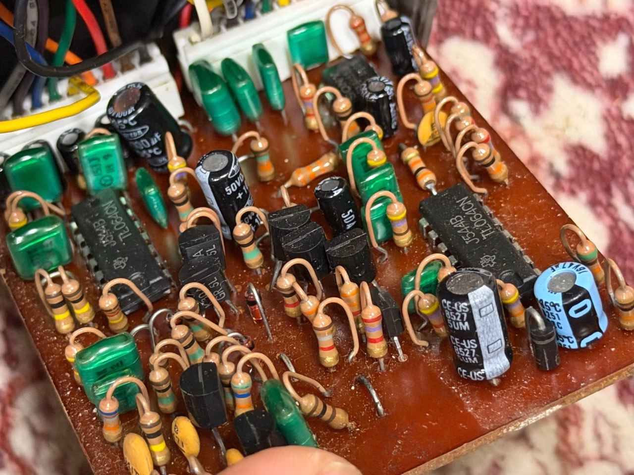Guyatone PS-012の基板に並ぶIC、トランジスタ、緑色のコンデンサ
