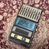 青いGRAPHIC EQ 8 BAND表示と銀色の操作部を備えたGuyatone PS-012