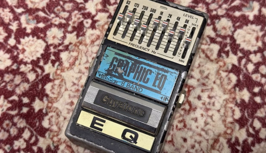 青いGRAPHIC EQ 8 BAND表示と銀色の操作部を備えたGuyatone PS-012
