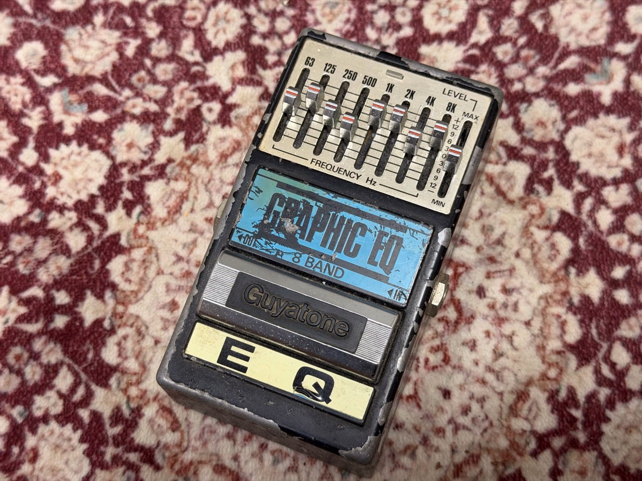青いGRAPHIC EQ 8 BAND表示と銀色の操作部を備えたGuyatone PS-012