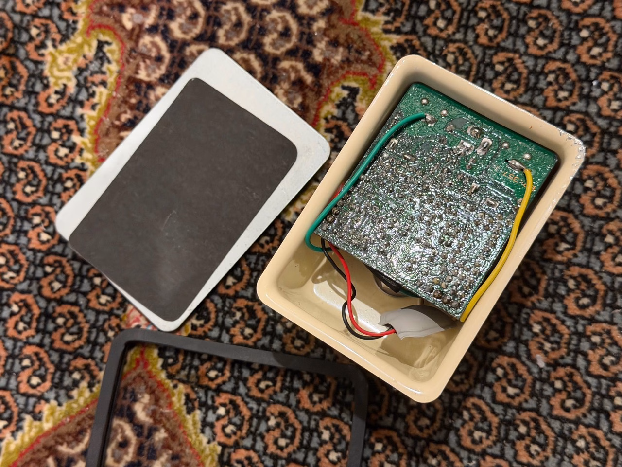 Guyatone VT2の底板と黒いゴム製の外枠