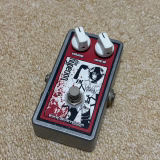 Devi Ever Hyperionの外観。赤黒のイラストとVolume、Controlの2つのノブ