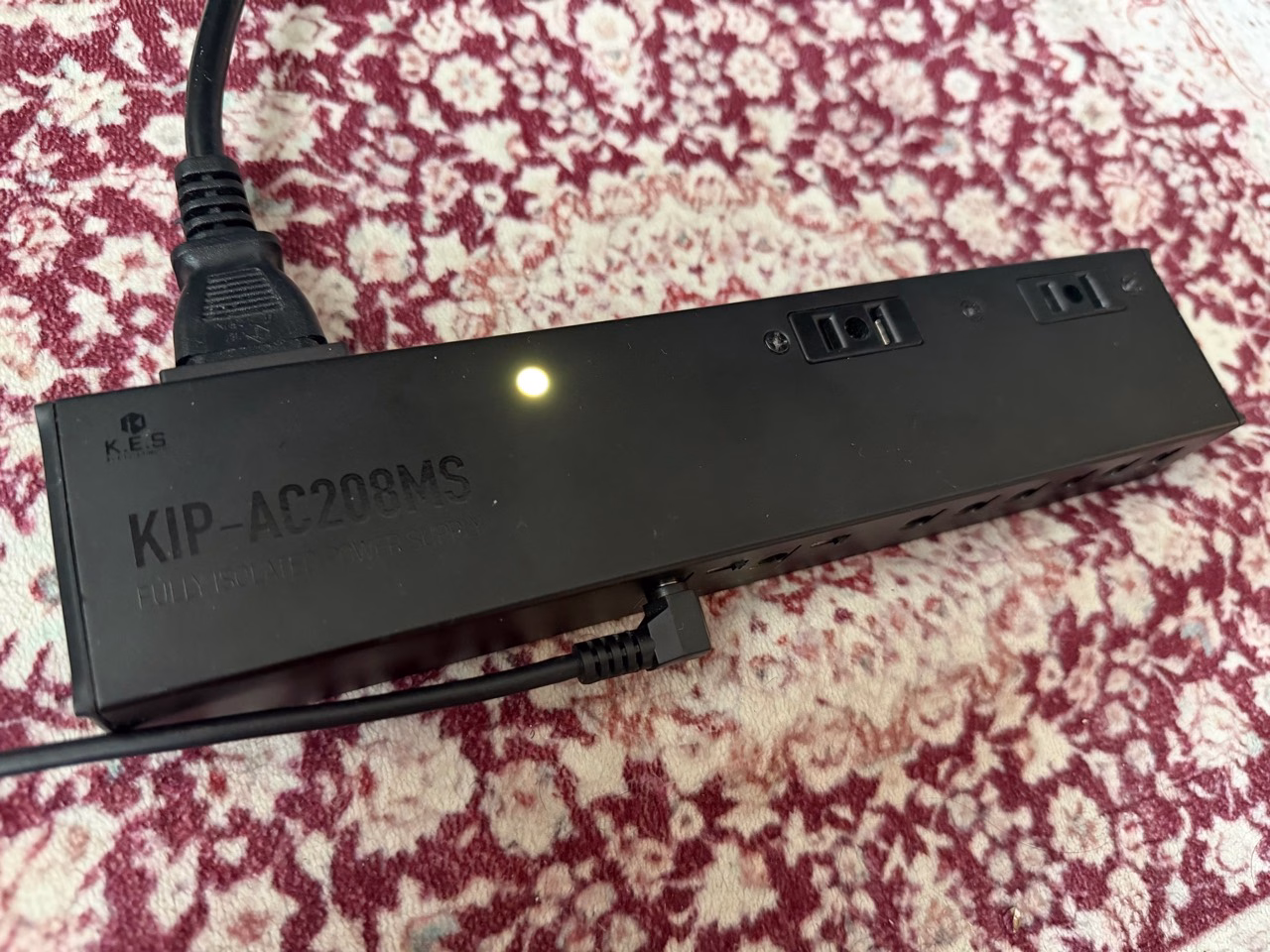電源を入れたK.E.S KIP-AC208MS LTD BLK