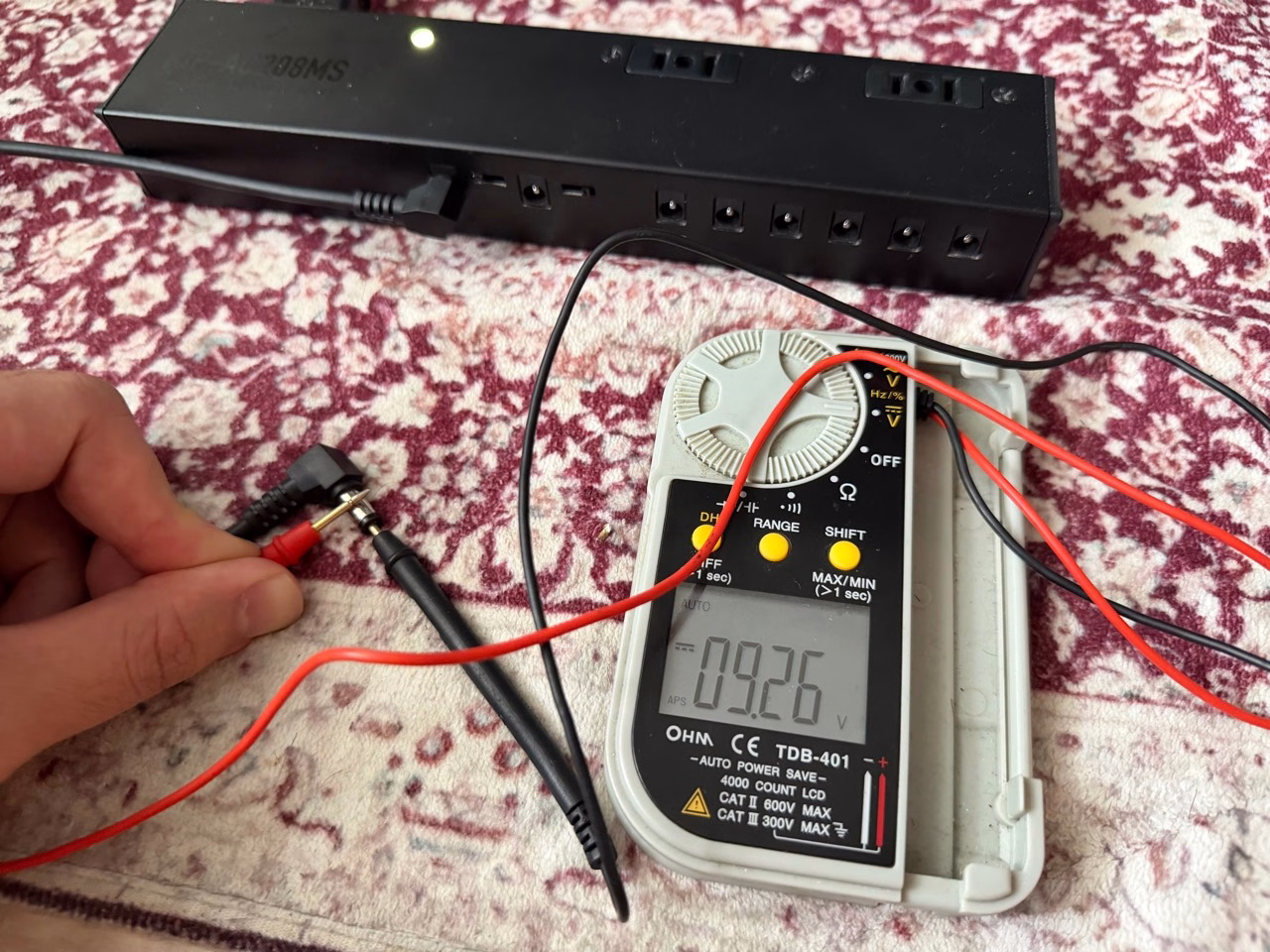 K.E.S KIP-AC208MSのDC出力をテスターで測定して9.26Vを表示している様子
